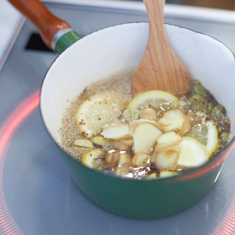 皮ごとスライスしたショウガを入れます
